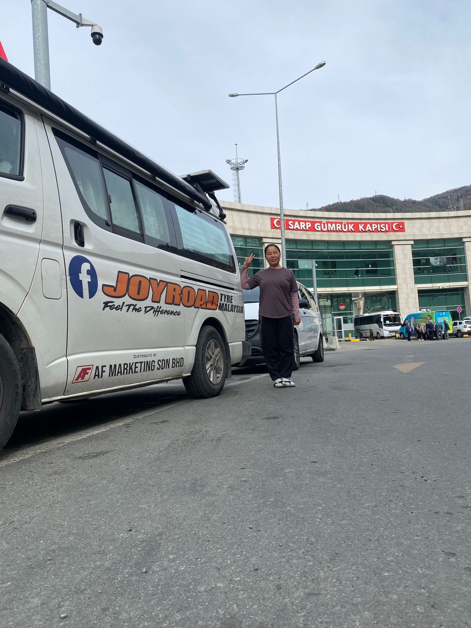 Tuzi and Toyotaki entering Turkey at Sarp border